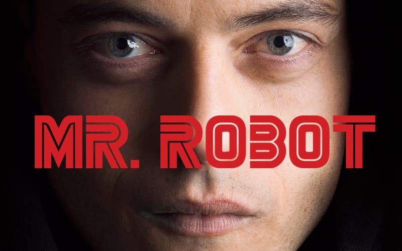 Primer plano del rostro de un hombre con expresión seria, parcialmente en sombra, y el texto «MR. ROBOT» en rojo superpuesto en el centro.